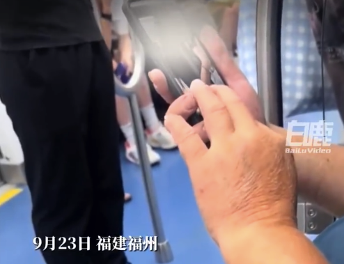 老人地铁上偷拍相册全是照片着好女生照片 被抓包后称拍着好看