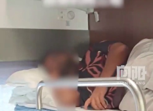 女子称火车上被外国人霸占卧铺 12306回应