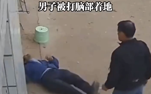 男子坐门口吃橘子被黑衣男打倒昏迷 家属称打人者以身体不舒服放出来了