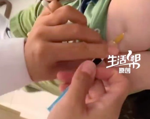 2岁录成8岁幼童打疫苗后出现不适 接种卫生院回应