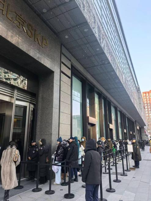 老铺黄金再现夜排