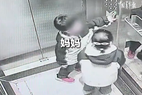2岁龙凤胎偷溜进电梯被关吓哭 妈妈回应