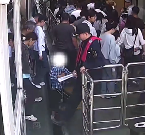 好险！儿童下船滑落 执法人员拉回
