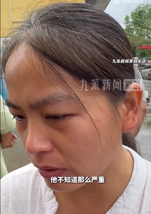 坐轮椅的公公没及时撤离儿媳落泪:公公以为不严重不愿意走,现在他下落不明