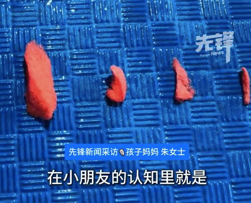 5岁娃学游泳把浮板用成阿贝贝 安全感是2cm泡沫给的