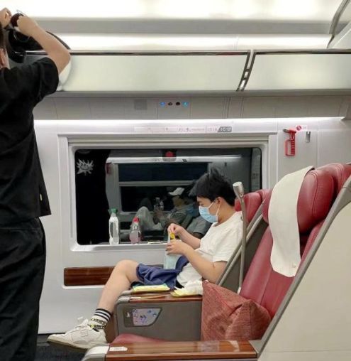 郭麒麟坐高铁被偶遇 吃零食看手机打扮休闲随性