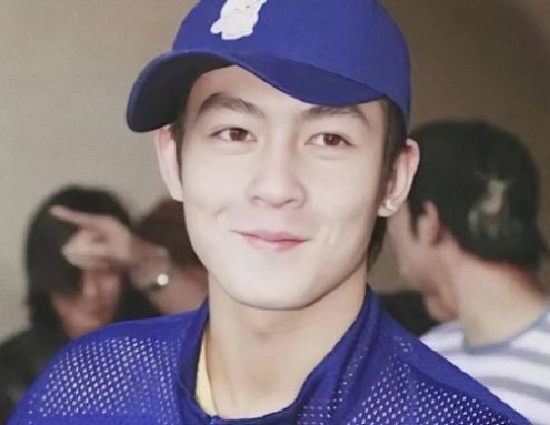 陈冠希晒女儿学骑车照片alaia戴粉帽笑容可爱