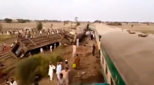 巴基斯坦南部两辆火车相撞 至少30人死亡（图）