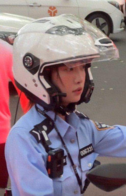 杭州兔子警官称执勤穿2件衣服很热