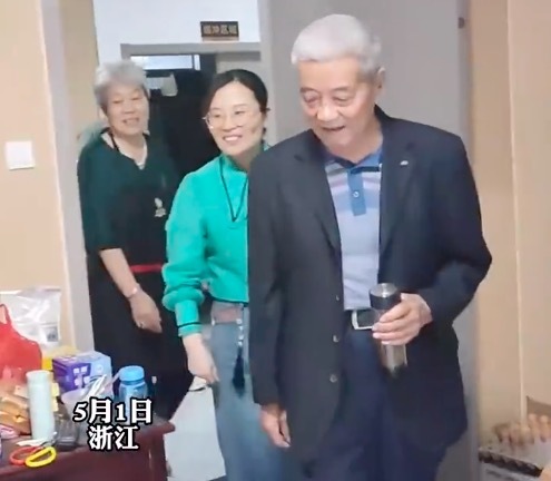 80歲哥哥千里之外來(lái)看望生病的弟弟 二人見(jiàn)面后都忍不住落淚