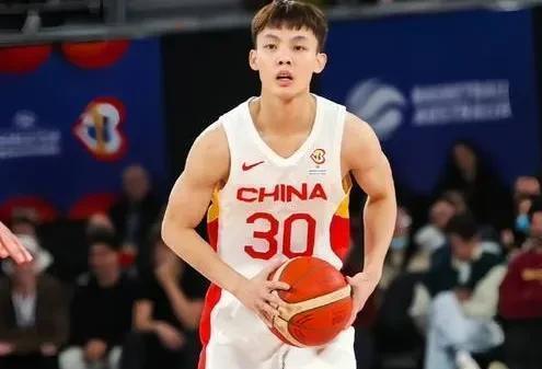 记者：中国男篮核心阵容基本确定 最后一个后卫名额高诗岩和徐杰2选1 二选一难题待解