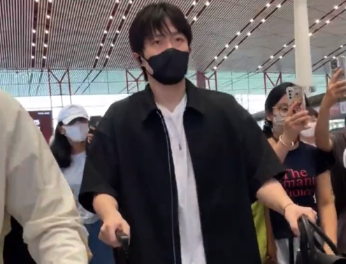 國乒出發(fā)日本橫濱，王楚欽被圍堵大喊：你們擋道了