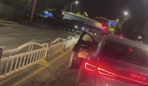 男子拍到飞机出现在马路上 网友：这辈子没见过这阵仗