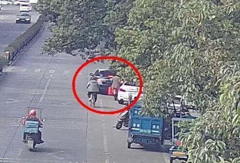 女子取300萬交給騙子警車急速攔截 警方緊急追擊成功截獲