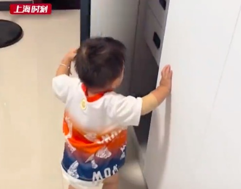 心疼！宝宝抱着结婚照呼喊离世妈妈 出生第2天妈妈离世1岁时认出照片