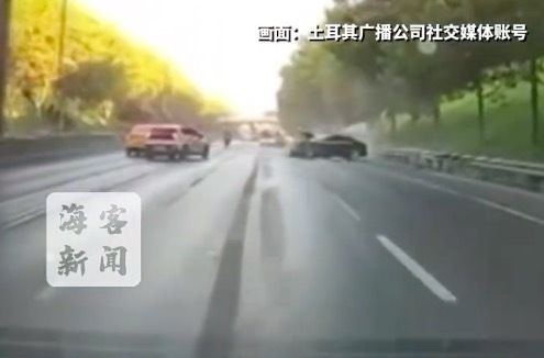 土耳其司机变道超车引连环车祸 撞车后失控旋转 现场瞬间乱成一团