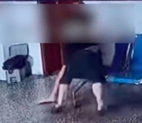 一医院内两男子发生肢体冲突 警方已介入