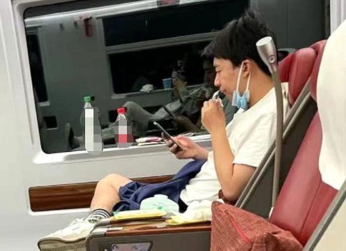 郭麒麟坐高铁被偶遇 吃零食看手机打扮休闲随性