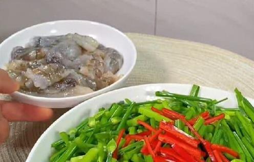 韭菜炒虾仁的做法？大厨教你做韭菜炒虾仁，鲜香味美，营养丰富！