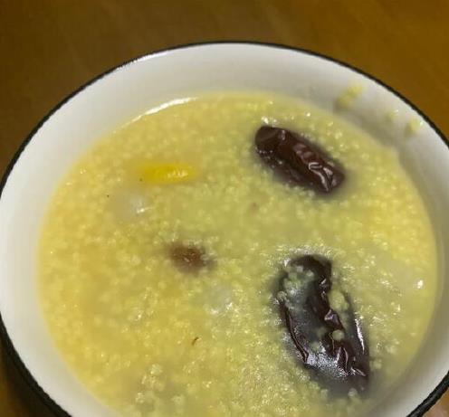 天津大姐自掏腰包，给孙子做早餐，网友：退休金没5000不敢这么吃