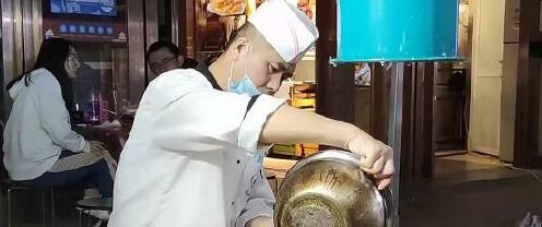 哈尔滨大厨南下南京，19元锅包肉征服食客，一天狂卖百份火爆夜市