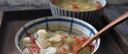 水果煮汤，天然甜味滋润喉咙！雪梨马蹄水清热降火，春季必备！