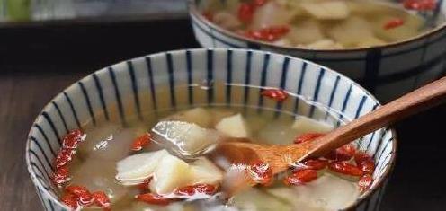 水果煮汤，天然甜味滋润喉咙！雪梨马蹄水清热降火，春季必备！