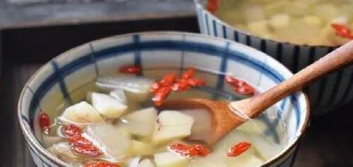 水果煮汤，天然甜味滋润喉咙！雪梨马蹄水清热降火，春季必备！
