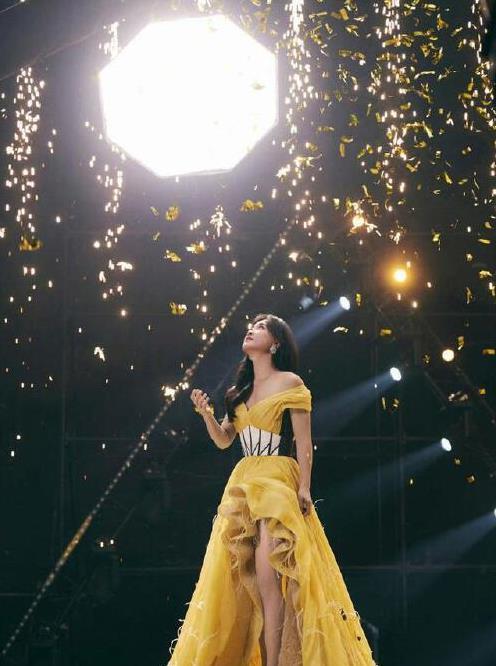 贾玲回应体重变化:胖一点也无妨,自信才是最美的关键!