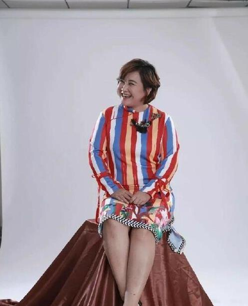 贾玲回应体重变化:胖一点也无妨,自信才是最美的关键!