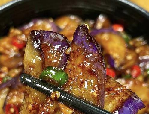 香辣茄子必试！外焦里嫩，口感层次丰富，吃上一口停不下来！