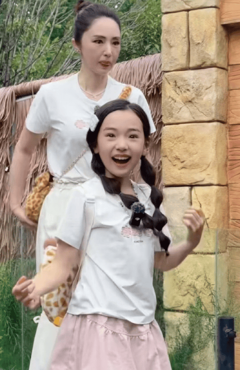 小酒窝一进门就开始全面营业打招呼 镜头的小太阳