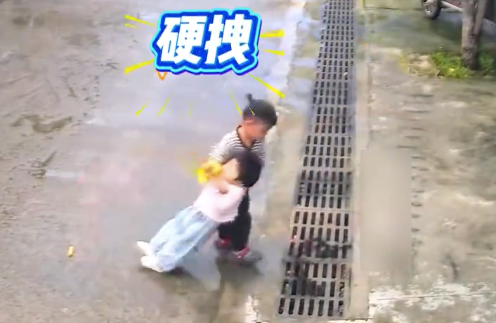 哥哥撒尿时察觉危险一把将妹妹拽回 网友：建议全家给哥哥开表彰会