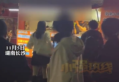 2女子嫌小攤出餐慢怒砸做好的丸子 攤主老奶奶腦梗發(fā)作正在住院治療