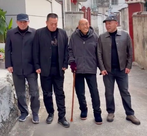 96岁老爸和他的儿子们一起报数