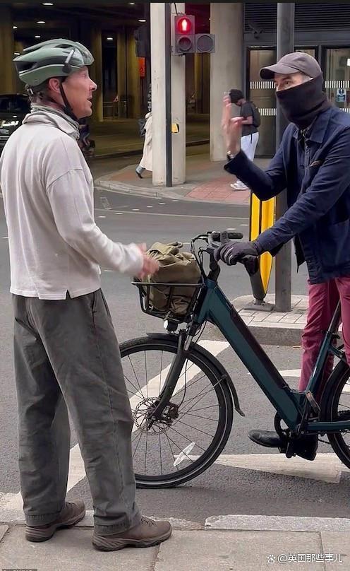 卷福伦敦街头因闯红灯和人吵架 罕见明星冲突现场