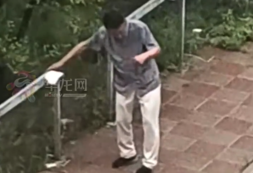 患病大爷被困雨中 男子背起将其送回 