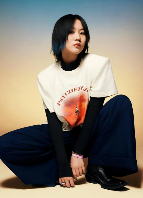 街头激吻窦佳嫄回应称岳明辉是自己很好的朋友