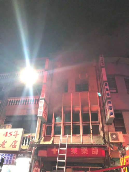 台媒:台东一药房凌晨突发大火 造成2人死亡2人受伤