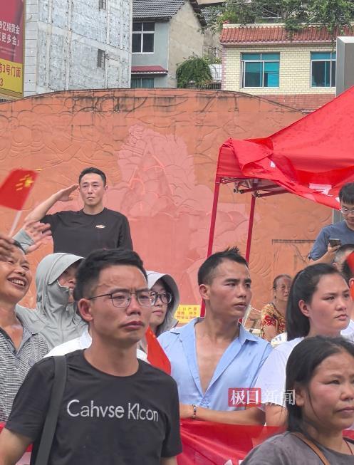 榕江老板娘將僅剩的大鵝送救援隊 千里送鵝毛，禮輕情意重