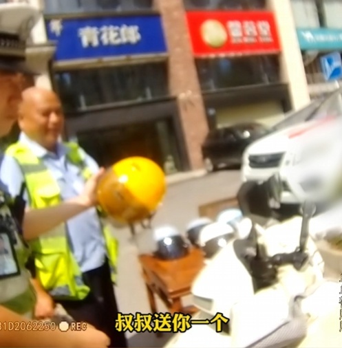 “我要举报我妈妈！”萌娃一句“告状”让妈妈惭愧......