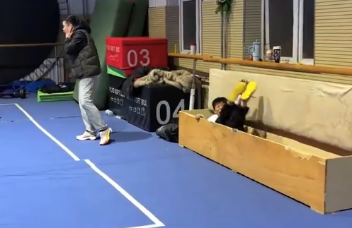 男孩表演后空翻刚好掉到箱子里 教练：躲在这里干什么