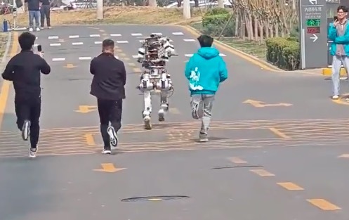 机器人没安头就跑了工程师追不上 