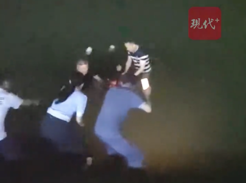 民警联手七旬大爷跳河勇救落水少年 网友：大爷好样的