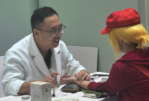 这届二次元排队看上了中医 中医义诊区成漫展火爆打卡点 