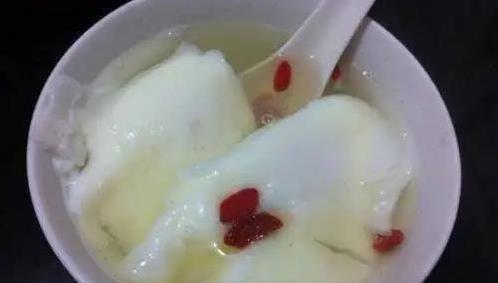 水煮荷包蛋总散架？3个小妙招，蛋嫩滑Q弹