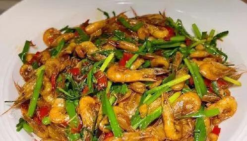 10分钟炒出香喷喷韭菜小河虾，家常做法，味道好到舔盘子