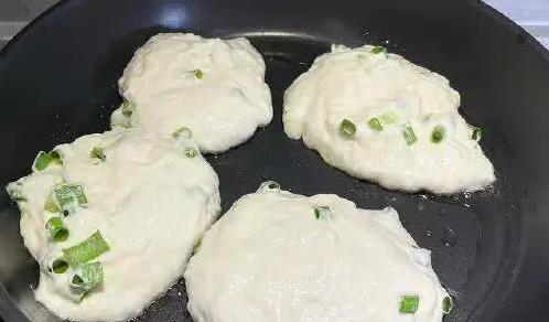 和面用错水，葱饼硬如石！老板教我一招，柔软又香脆