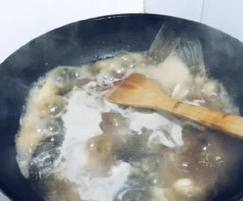 酸菜鱼腥味重？别加酱改用啤酒，3步做出鲜嫩大餐