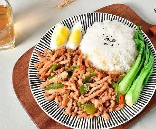 青椒肉丝香喷喷，10分钟做碗盖饭，全家抢着吃！